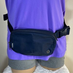 Navy Blue Lululemon Everywhere
Belt bag 1L original size " True Navy "